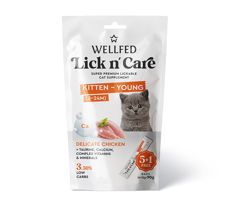 WELLFED Lick n’ Care Kitten & Young Poulet – 5+1 × 15 g